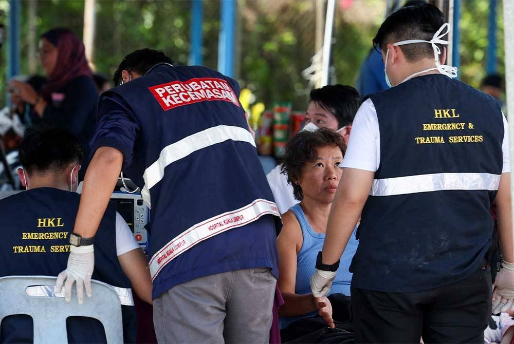 Antara mangsa tanah runtuh yang berjaya diselamatkan berada di Balai Polis Hulu Yam Bharu dan diberi rawatan oleh pihak Hospital Kuala Lumpur (HKL). - Foto Bernama