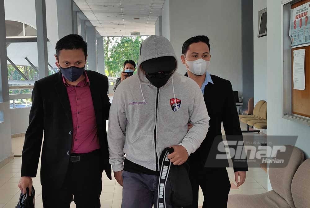 Norhazarel Anuar (tengah) diiring anggota SPRM di Mahkamah Sesyen Seremban.