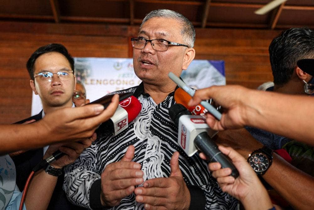 Shamsul Anuar Nasarah menjawab pertanyaan pemberita pada sambutan ulang tahun pertama Festival Lenggong Geopark di Laman Budaya pada Jumaat. - Foto: Bernama