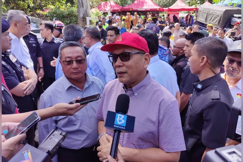 Izham pada sidang akhbar selepas melakukan lawatan di tapak kejadian runtuhan tanah di Jalan Genting Highlands-Batang Kali di sini pada Jumaat.
