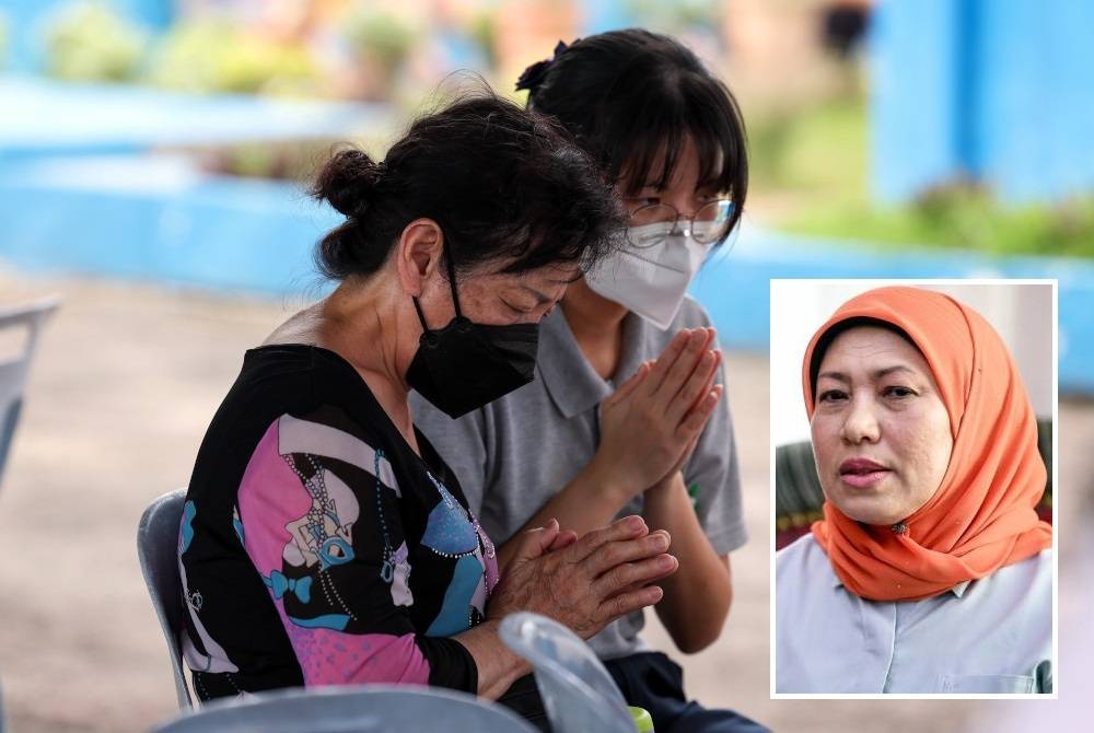 Ahli keluarga mangsa tanah runtuh yang berjaya diselamatkan berdoa ketika berada di Balai Polis Hulu Yam Bharu selepas dibawa keluar daripada lokasi kejadian tersebut berhampiran tapak perkhemahan di Father's Organic Farm, Batang Kali. - Foto Bernama (Gambar kecil: Nancy)