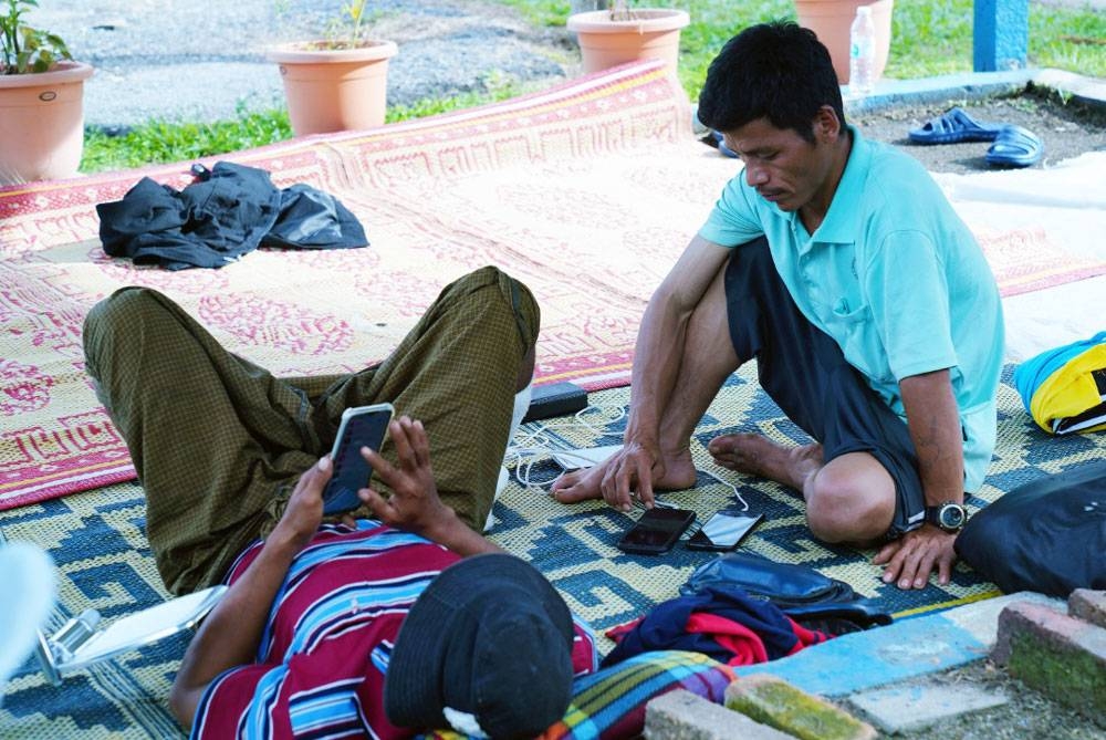 Khung Thang (kanan) bersama rakannya yang ditempatkan sementara di Balai Polis Hulu Yam Bharu, Hulu Selangor untuk rawatan serta pemantauan.