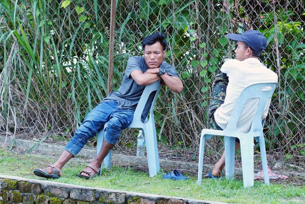 Antara pekerja ladang berhampiran tapak perkhemahan yang terselamat dalam bencana tanah runtuh di Father's Organic Farm, Jalan Genting, Batang Kali pada Jumaat.