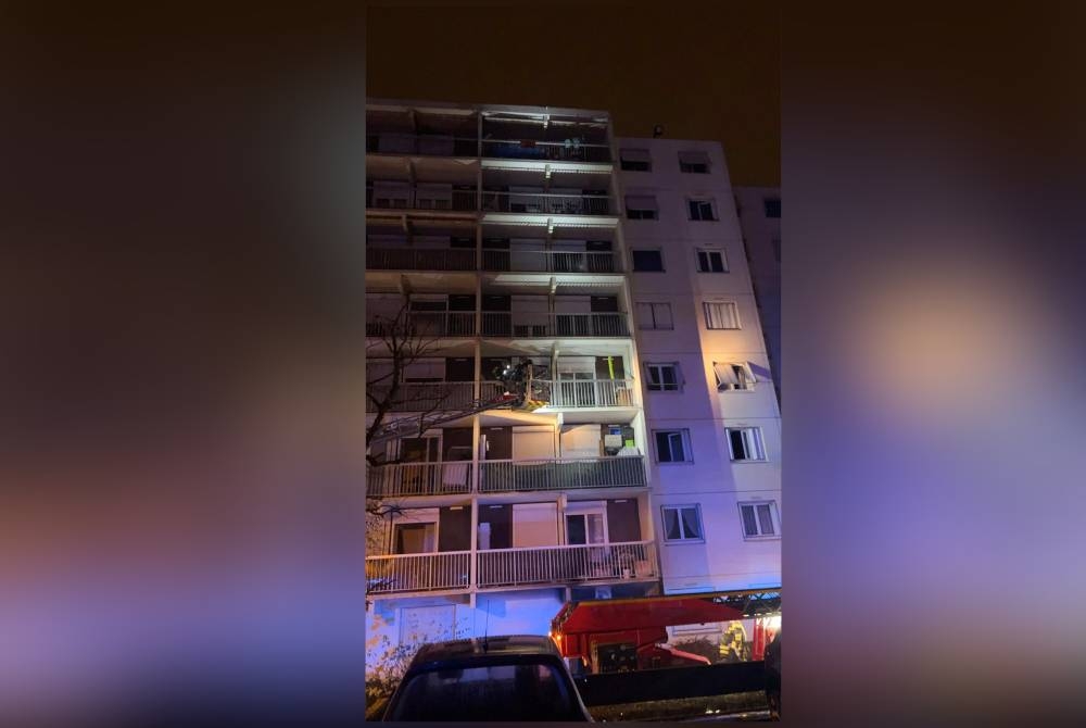 Petugas pemadam kebakaran bekerja untuk menyelamatkan korban di gedung apartemen yang terbakar di pinggiran Lyon, Prancis.  - AFP