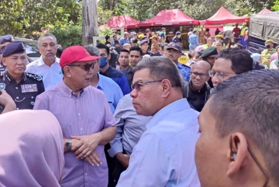 Saifuddin (dua dari kanan) semasa melawat ke tapak perkhemahan Jalan Batang Kali-Gohtong Jaya pada Jumaat.