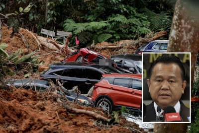 Keadaan kenderaan- kenderaan mangsa di lokasi tanah runtuh berhampiran tapak perkhemahan di Father's Organic Farm, Batang Kali pada Jumaat. - Foto Bernama (Gambar kecil: Alexander Nanta Linggi)