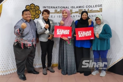 Hamdan (dua dari kiri) bersama 'orang kuat' Kolej Islam Antarabangsa Gombak yang terlibat dalam penganjuran program.