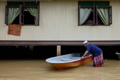 Beberapa kawasan di Terengganu dilanda banjir ekoran hujan lebat. - Foto Bernama