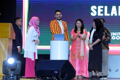 Raja Muda Selangor, Tengku Amir Shah Sultan Sharafuddin Idris Shah merasmikan Belia Juara ASEAN Seed Funding pada Majlis Ulang Tahun Komuniti Belia Selangor (SAY) ke-5 di sebuah hotel di Petaling Jaya. Turut hadir, Hannah (tiga dari kanan).