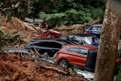 Keadaan kenderaan- kenderaan mangsa di lokasi tanah runtuh berhampiran tapak perkhemahan di Father's Organic Farm, Batang Kali. - Foto Bernama