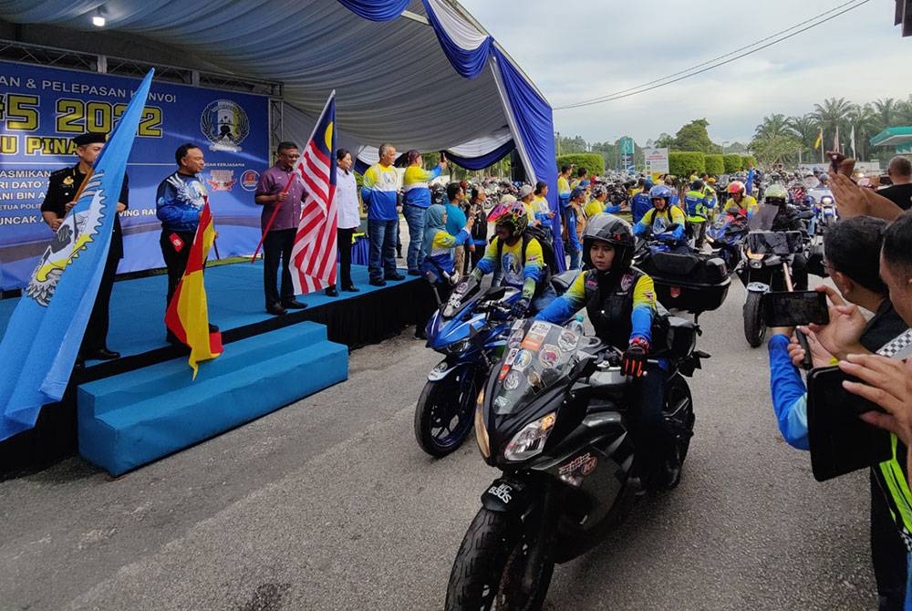 Rozali (dua dari kiri) mengiringi Pengarah Jabatan Siasatan dan Penguatkuasaan Trafik (JSPT) Bukit Aman, Datuk Seri Mat Kasim Karim (tiga dari kiri) membuat pelepasan pada Majlis Perasmian dan Pelepasan Konvoi RBVS 2022 di Puncak Alam Driving Range di sini pada Sabtu.