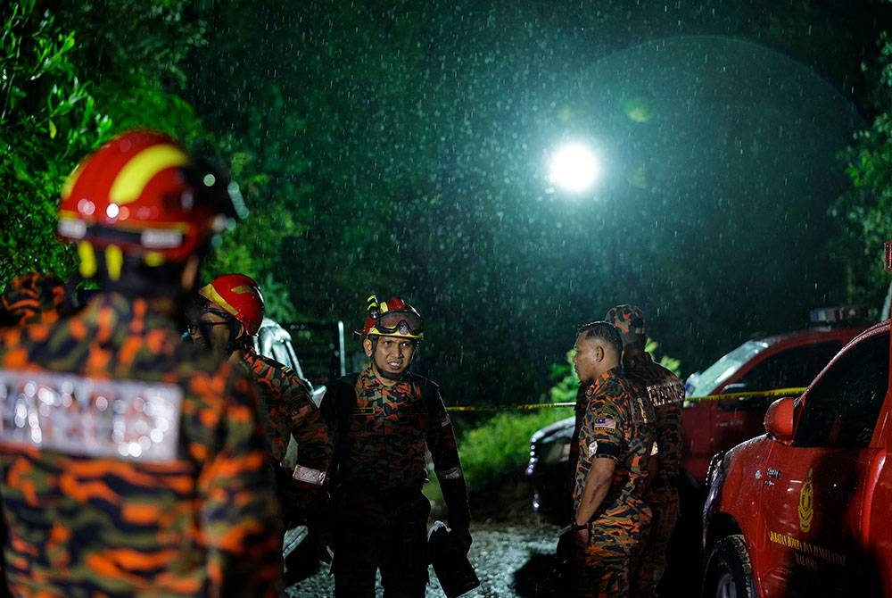 Anggota bomba menyambung misi mencari dan menyelamat ketika tinjauan di lokasi kejadian tanah runtuh di Father Organic Farm Batang Kali. Foto Bernama