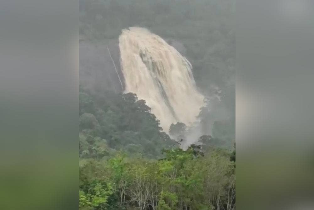 Kepala air yang berlaku di air terjung Jelawang di Gunung Stong, Dabong, Kuala Krai.
