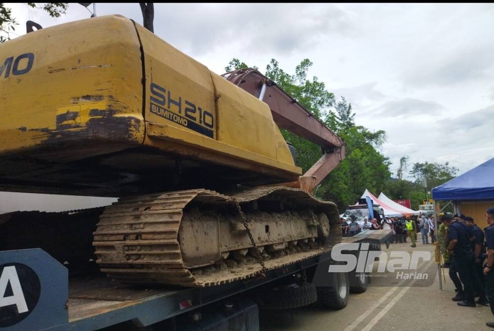Salah sebuah jengkaut tiba di lokasi tragedi tanah runtuh di Father's Organic Farm, Jalan Genting, Batang Kali pada Sabtu.