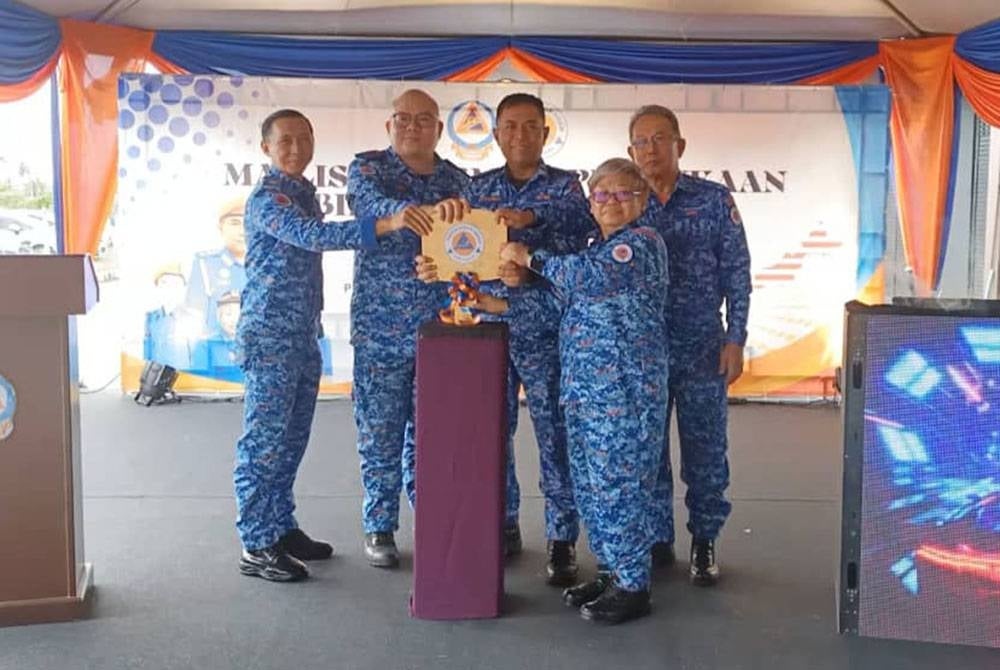Effendy (tengah) merasmikan Bilik Gerakan CDERT Al Najah Negeri Kedah yang beroperasi di Taman Desa Baiduri Jalan Gangsa, Alor Setar.