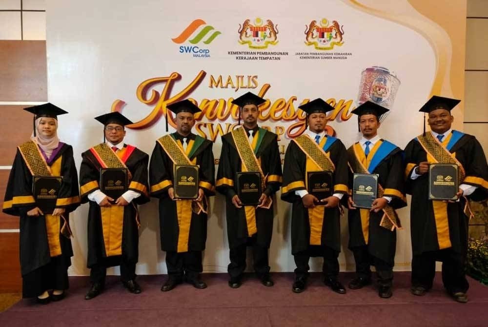 Antara pelajar terbaik yang mendapat anugerah Program Pensijilan Kemahiran Malaysia dalam bidang pengurusan sisa pepejal pembersihan awam.