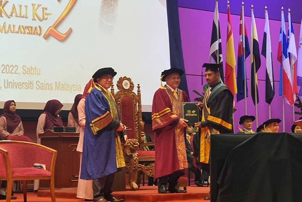 Azlan menerima sijil daripada M Noor Azman.