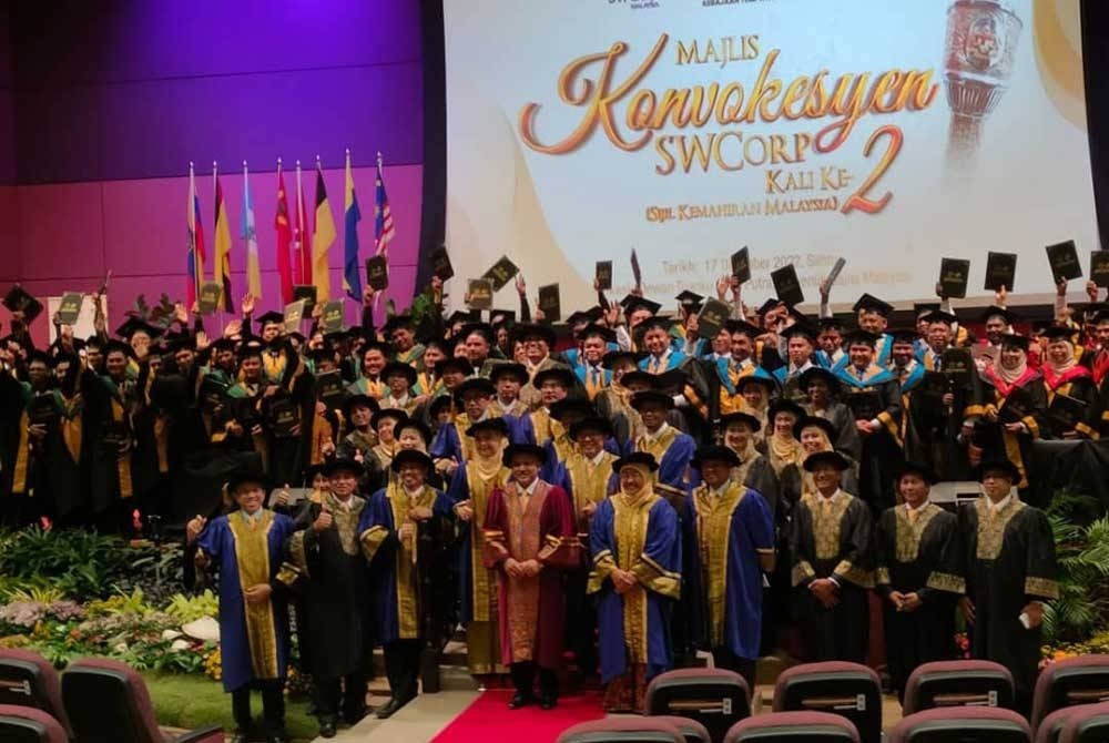 200 perantas Program Pensijilan Kemahiran Malaysia dalam bidang pengurusan sisa pepejal pembersihan awam bergambar bersama selepas selesai majlis konvokesyen yang diadakan di USM pada Sabtu.