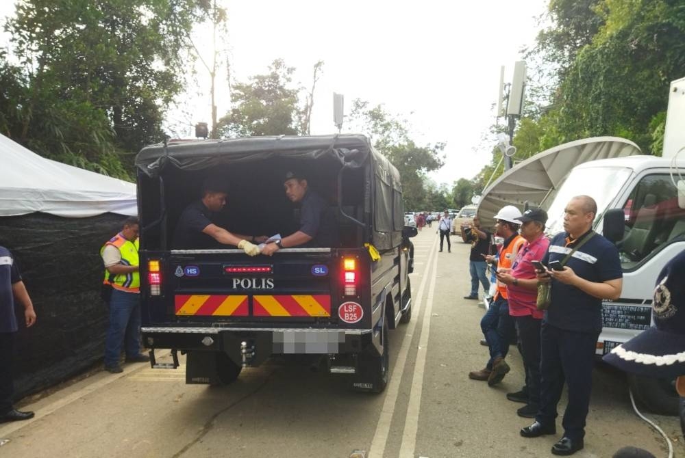 Mayat kanak-kanak perempuan dibawa ke Hospital Sungai Buloh.