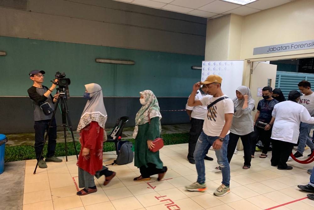 Beberapa ahli keluarga terdekat Nurul Azwani hadir di Jabatan Forensik, Hospital Sungai Buloh, di sini, pada petang Sabtu.