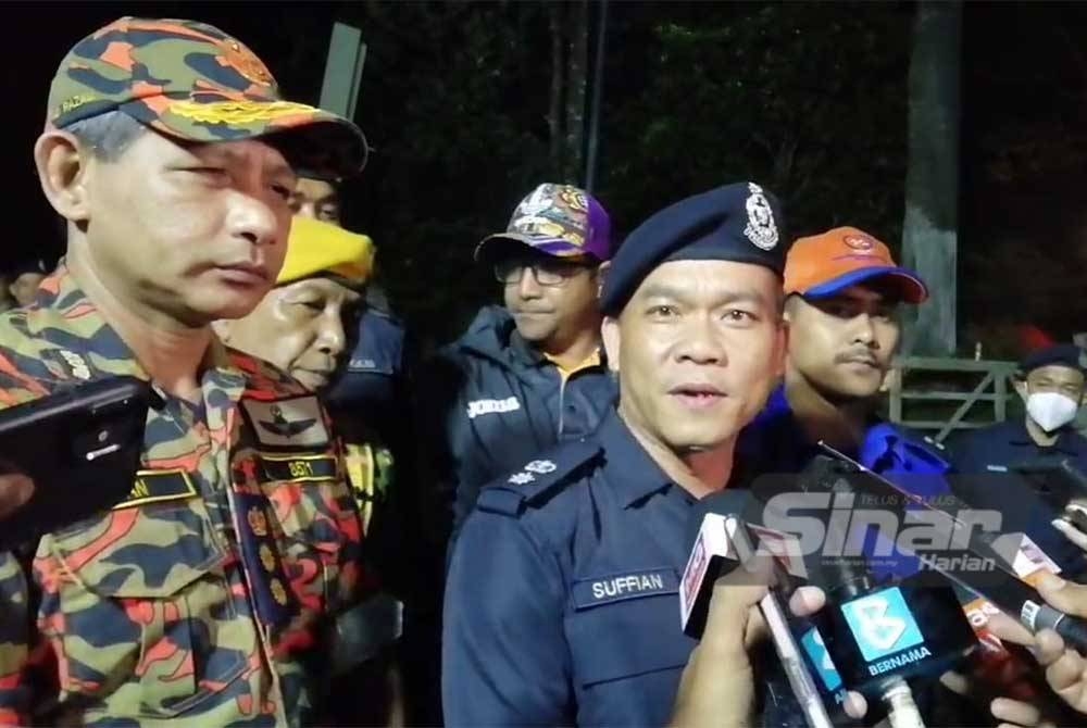 Suffian (dua dari kiri) pada sidang media di kawasan tragedi tanah runtuh di tapak perkhemahan Father's Organic Farm, Jalan Genting, Batang Kali.