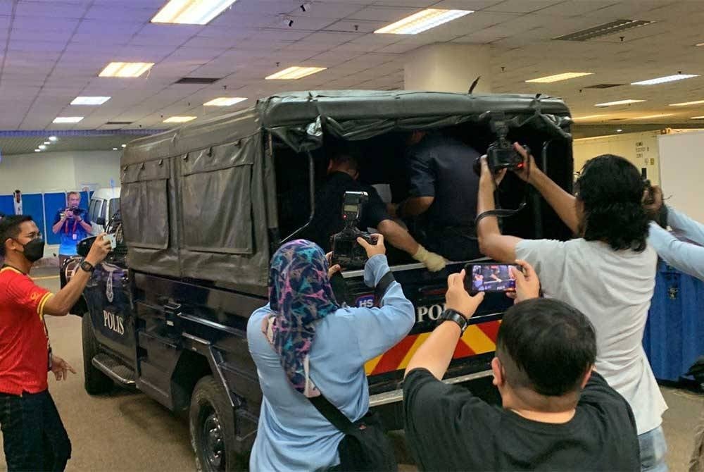 Kenderaan polis yang membawa mangsa ke-24 tiba di Jabatan Forensik, Hospital Sungai Buloh pada Sabtu.