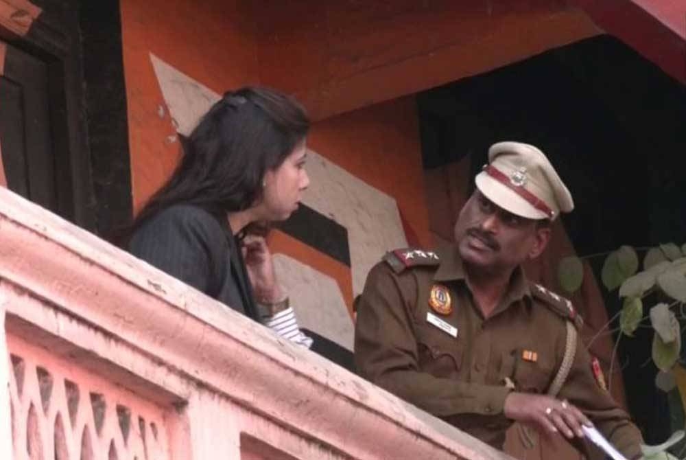 Seorang pegawai polis tiba di lokasi kejadian selepas menerima laporan berhubung insiden tersebut. - Foto ANI