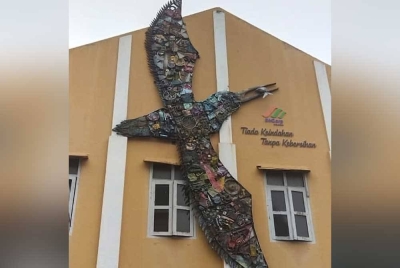 Arca berbentuk burung projek 'Waste To Art' dilekatkan di dinding bangunan kedai di Kuantan Art Street.