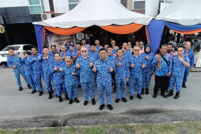 Effendy (depan) bersama anggota CDERT Al Najah Kedah.