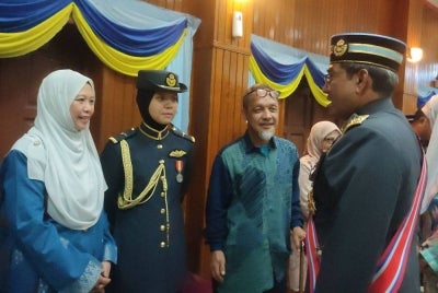 Panglima Tentera Udara, Jeneral Tan Sri Mohd Asghar Khan Goriman Khan beramah mesra dengan Leftenan Ilyana Ibrahim (dua dari kiri) dan keluarganya selepas Upacara Perbarisan Penyampaian Sayap bagi Kursus Asas Penerbangan Siri 83/21 dan Kursus Asas Penerbangan Helikopter Siri 63/21 di Kolej Tentera Udara pada Sabtu.