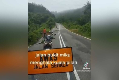 Tangkap layar video tular berkaitan runtuhan cerun di jalan Bukit Miku, Negeri Sembilan.