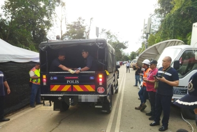 Mayat kanak-kanak perempuan dibawa ke Hospital Sungai Buloh.