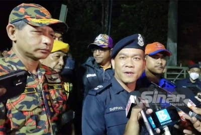 Suffian (dua dari kiri) pada sidang media di kawasan tragedi tanah runtuh di tapak perkhemahan Father's Organic Farm, Jalan Genting, Batang Kali.