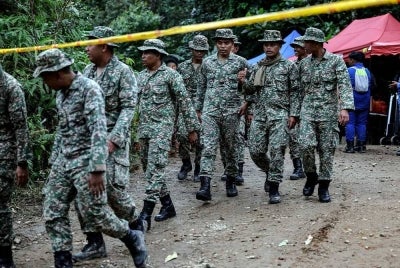 Seorang pegawai dan 30 anggota 25 RAMD diatur gerak setiap enam jam ke lokasi kejadian tanah runtuh di Batang Kali.