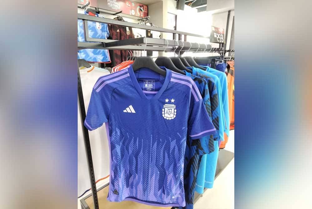 Baju kit kedua pasukan Argentina hanya tinggal sehelai bersaiz XS di Kedai Football Republic, Sunway Pyramid.