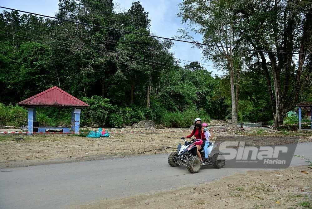 Pengunjung melakukan aktiviti ATV di Janda Baik.