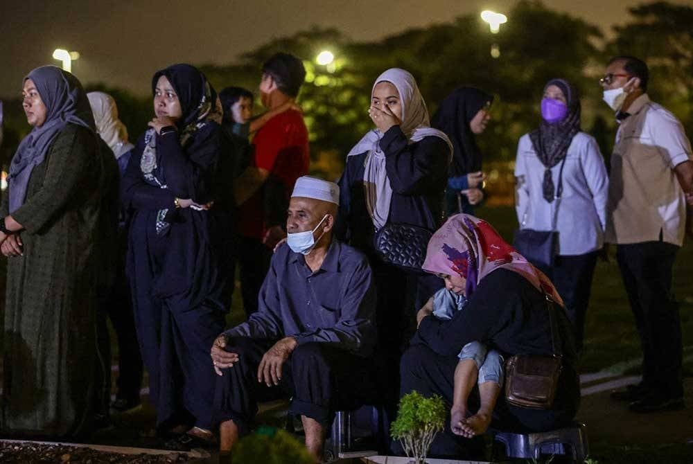 KUALA LUMPUR, 17 Dis -- Ahli keluarga dan sahabat handai hadir pada pengebumian Allahyarham Nurul Azwani Kamarulzaman, mangsa insiden tanah runtuh di tapak perkhemahan di Gohtong Jaya Batang Kali, di Tanah Perkuburan Islam Taman Selaseh malam ini.
--fotoBERNAMA (2022) HAK CIPTA TERPELIHARA