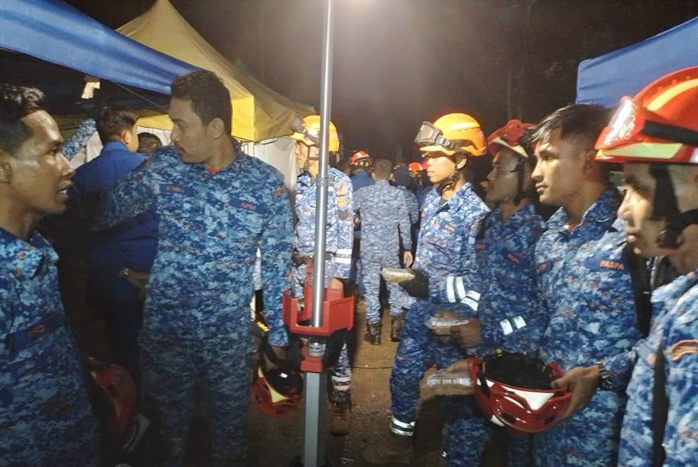 Anggota dan pegawai APM menjadi antara agensi terawal menjalankan operasi mencari dan menyelamat (SAR) di lokasi tragedi tanah runtuh di tapak perkhemahan Hilltop di Father's Organic Farm, Jalan Genting, Batang Kali Jumaat lalu.