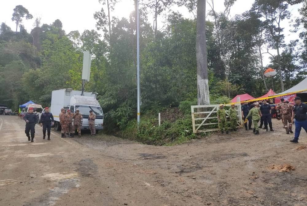 Petugas penyelamat meneruskan operasi SAR mangsa tanah runtuh di tapak perkhemahan Father's Organic Farm, Jalan Genting, Batang Kali yang memasuki hari ketiga pada Ahad.