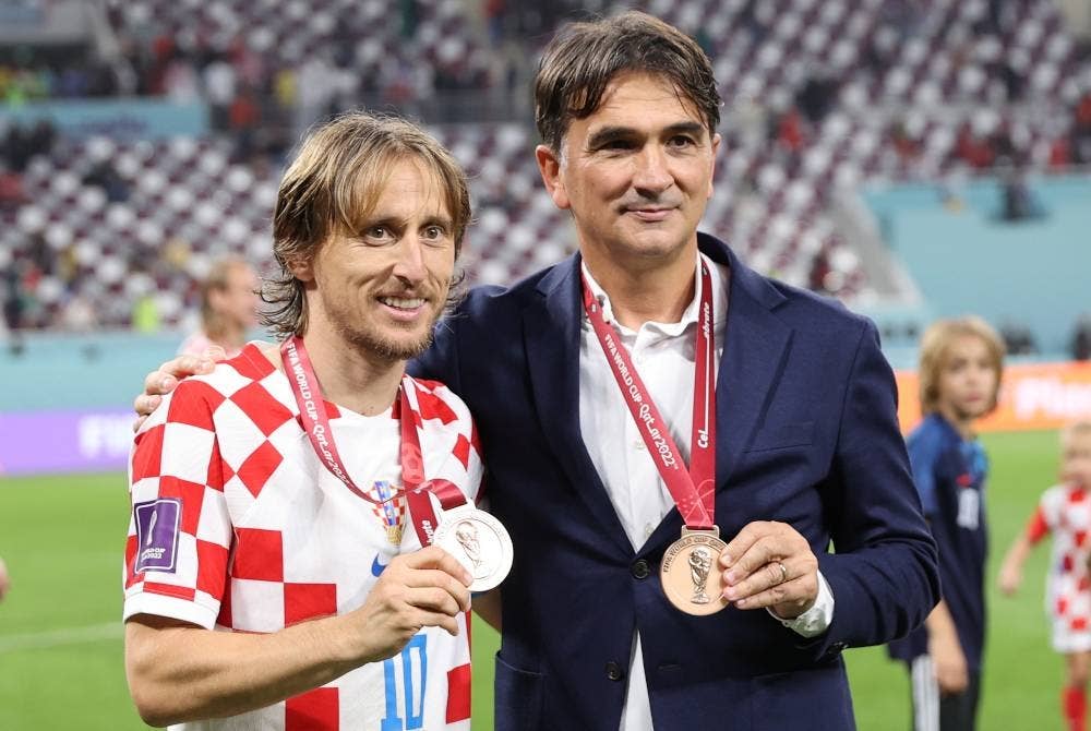 Dalic (kanan) bersama Modric selepas perlawanan penentuan tempat ketiga menentang Maghribi.