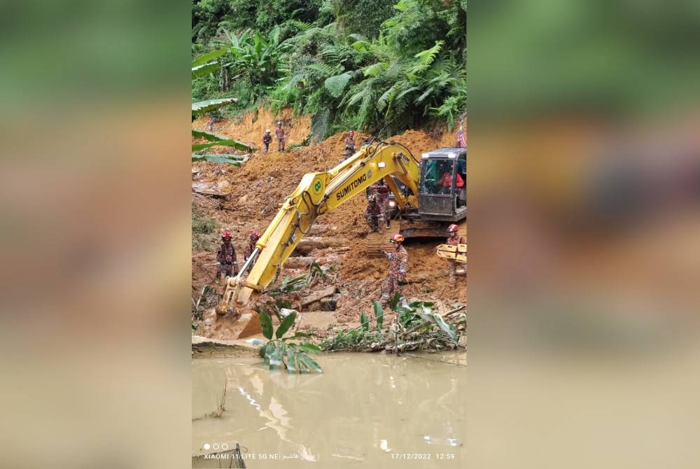 Khidmat excavator digunakan dalam operasi SAR bagi mencari baki mangsa tanah runtuh di Father's Organic Farm, Jalan Genting pada Ahad.