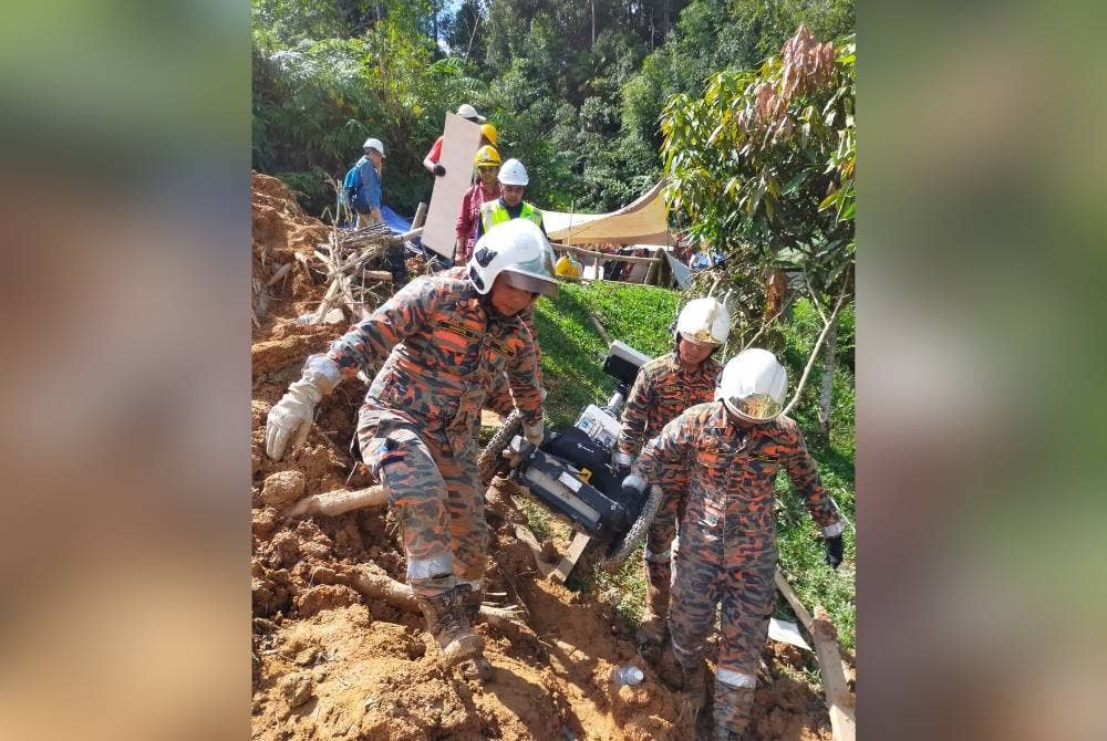 Mesin GPR dibawa masuk oleh anggota bomba bagi membantu operasi SAR di lokasi kejadian tanah runtuh pada Ahad.