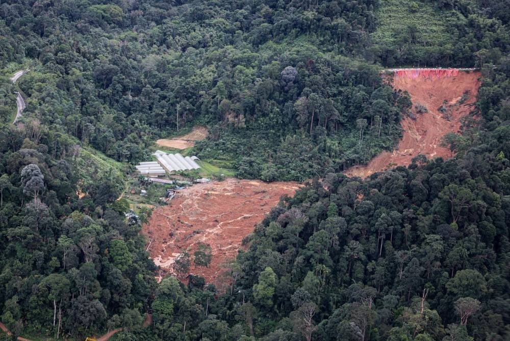 Pemandangan atas kawasan insiden tanah runtuh di tapak perkhemahan berhampiran sebuah ladang organik di Father’s Organic Farm, Gohtong Jaya pada Jumaat. - Foto Bernama
