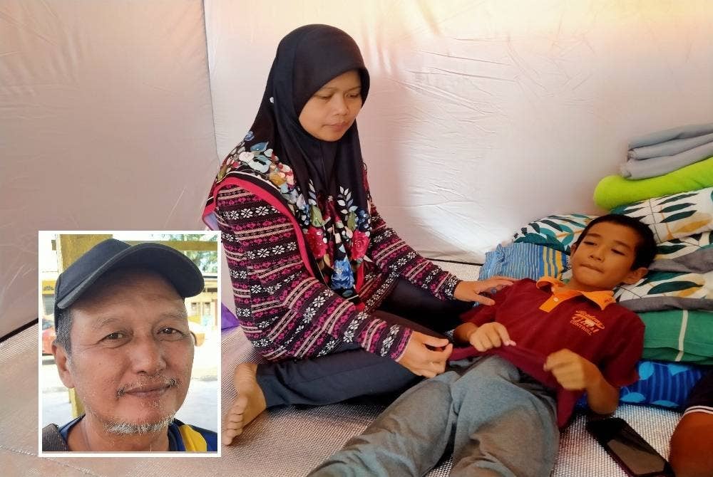 Fairuz menjaga Muhammad Adam Mikail yang baharu sahaja berkhatan pada Sabtu lalu di PPS SK Sungai Tiang Darat, pada Ahad. (Gambar kecil: Rahim)