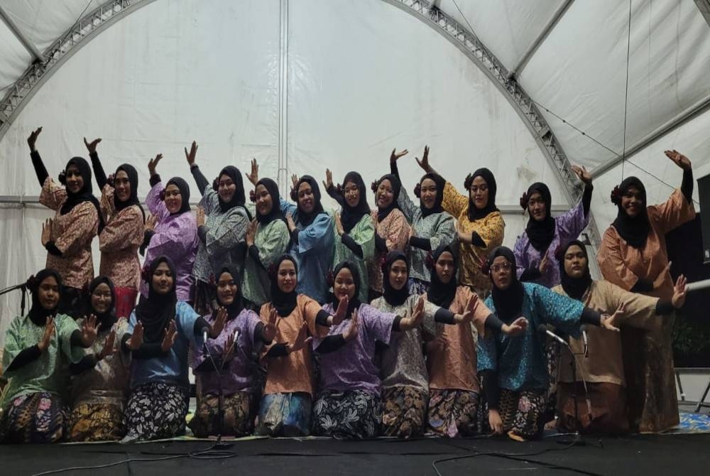 Kumpulan Dikir Barat Wanita Dang Anum dari Singapura.