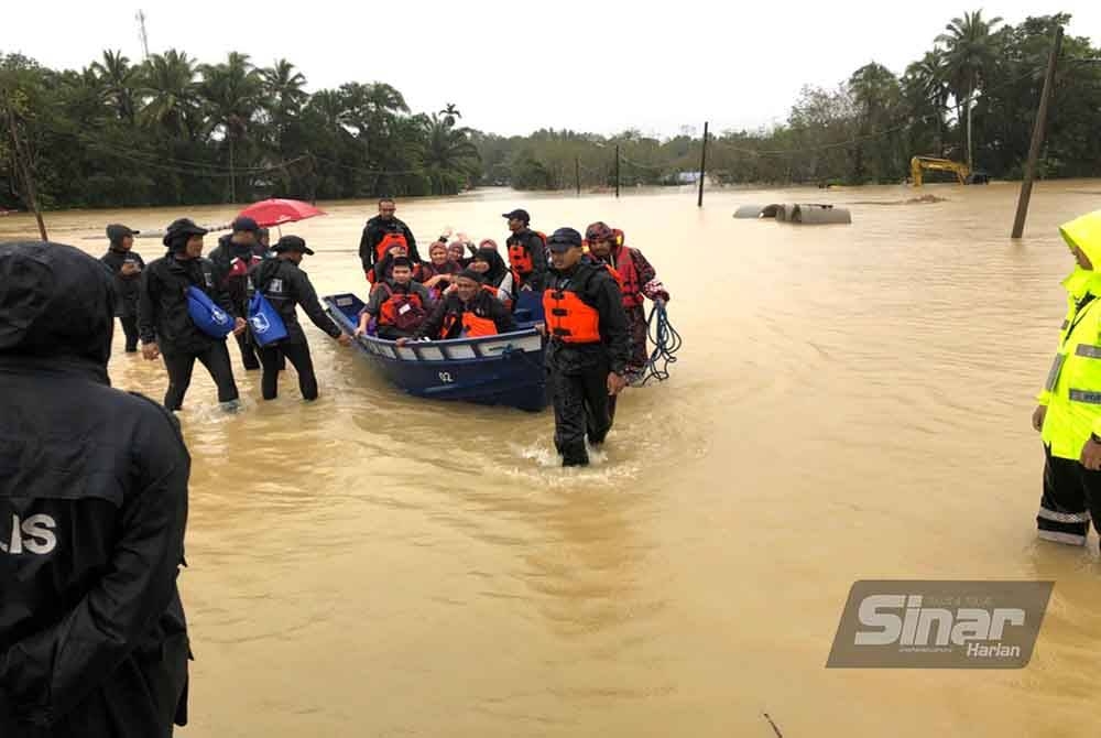 Operasi menyelamatkan mangsa dilakukan dengan pantas oleh pasukan penyelamat.