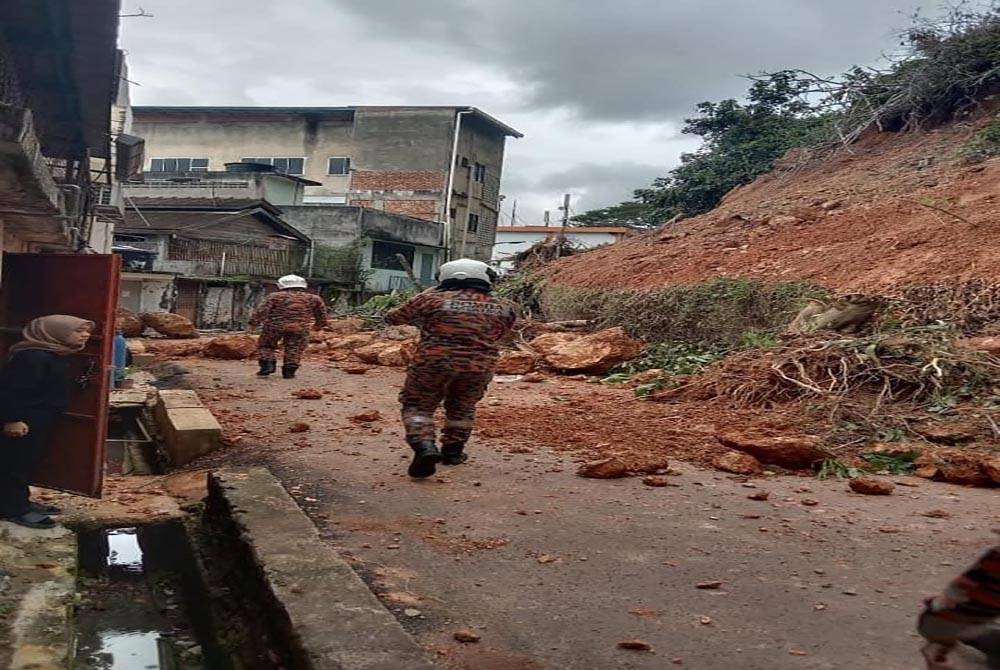 Tanah runtuh berlaku pada ketinggian 10 hingga 15 meter.