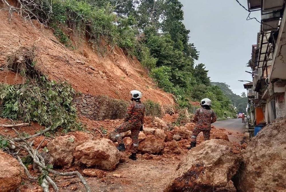 Runtuhan tanah di cerun bukit berlaku seluas 600 meter persegi di belakang di sebuah premis bank.