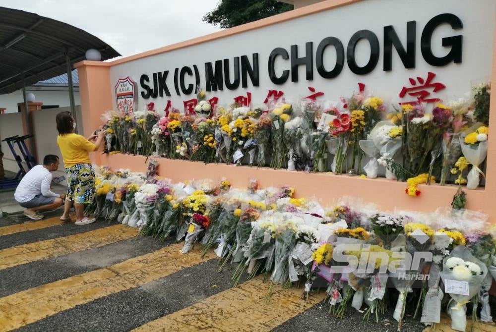 Jambangan bunga memenuhi luar pagar SJKC Mun Choong di Jalan Ipoh.