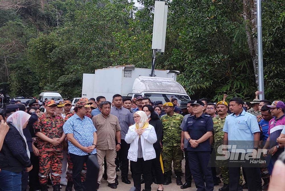 Tunku Azizah berkenan melawat lokasi tanah runtuh di Father's Organic Farm, Jalan Genting, Batang Kali pada Ahad.